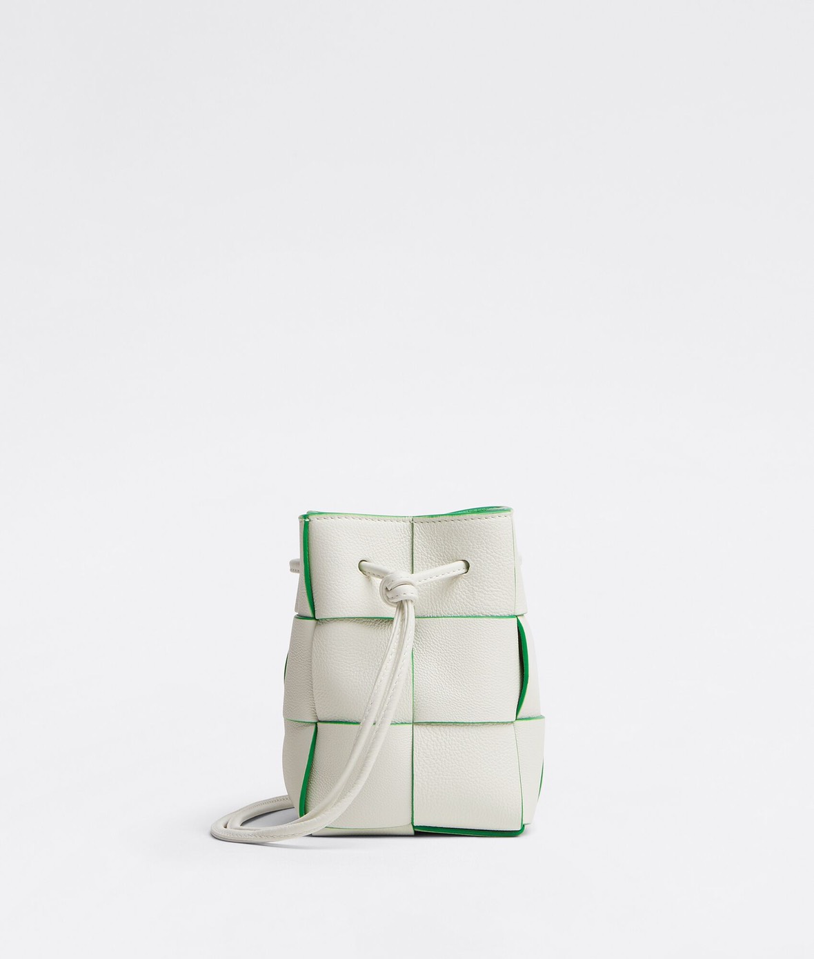CASSETTE Fun Leather 撞色牛皮編織水桶包 NT$34,000 Bottega Veneta。(Bottega Veneta提供)