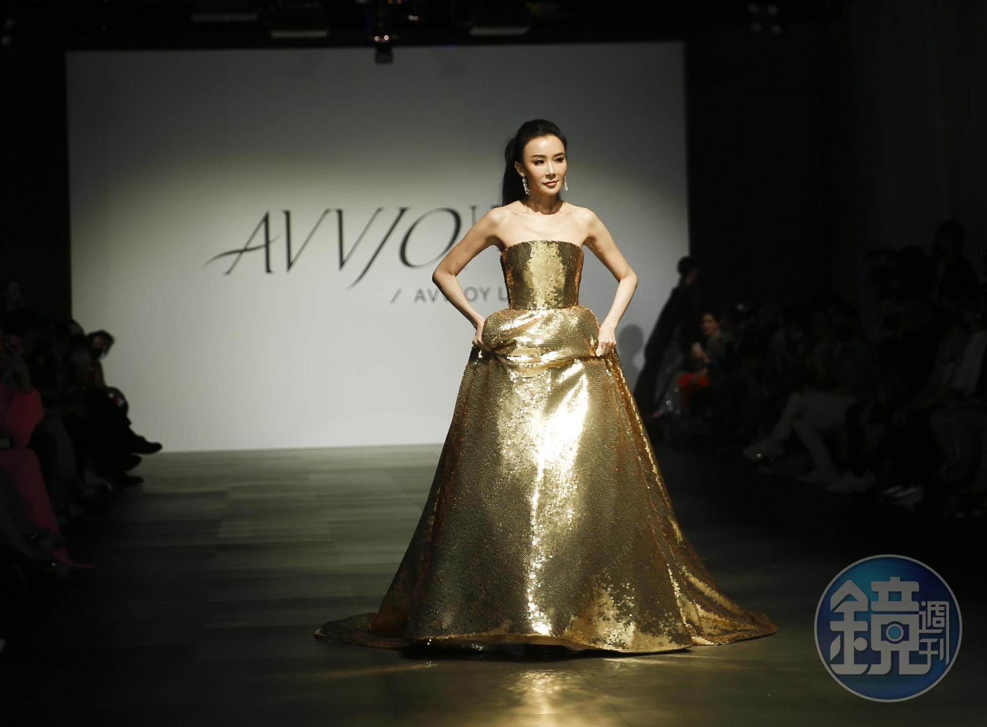 蕭薔出席設計師林薇 AVVJOY LINWEI 高訂系列服裝秀壓軸出場。