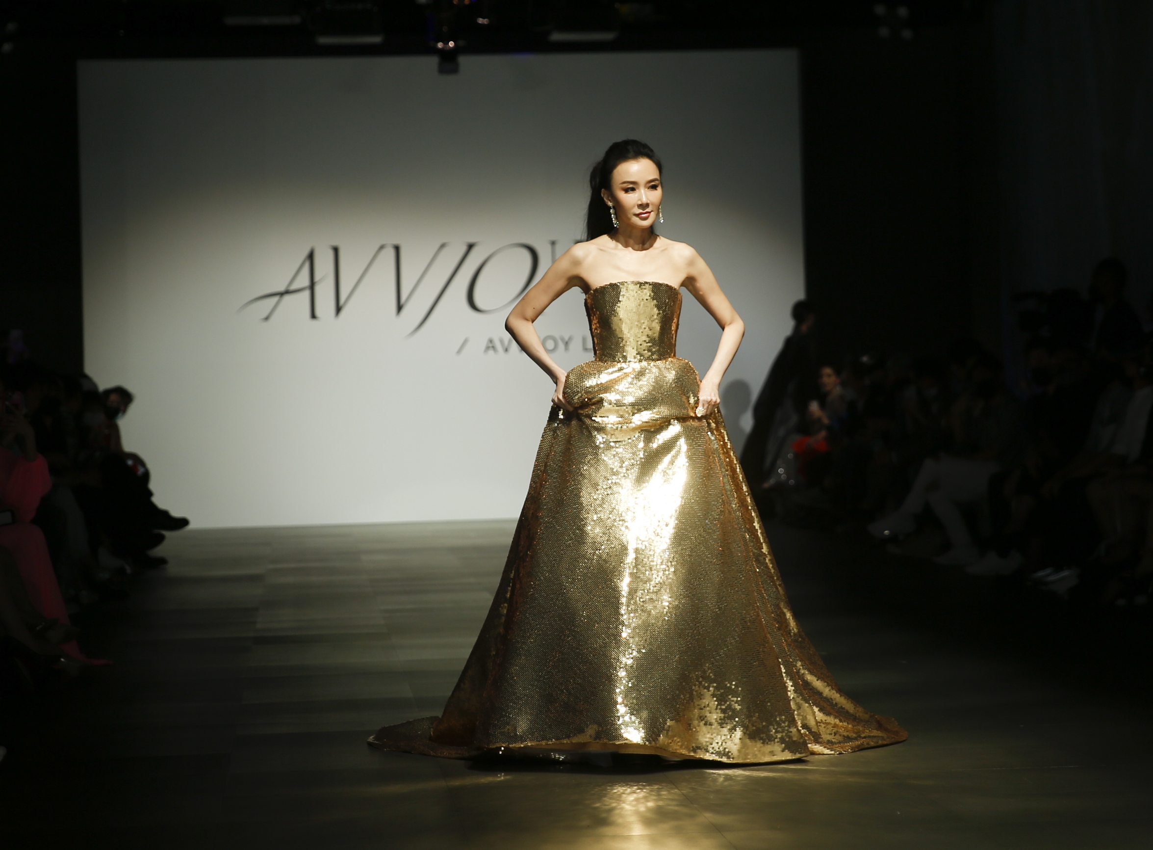 蕭薔出席設計師林薇 AVVJOY LINWEI 高訂系列服裝秀壓軸出場。