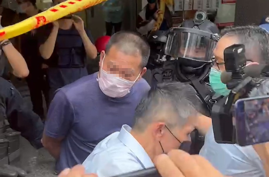 李嫌被帶出養生館時，媒體詢問殺人動機。（民眾提供）