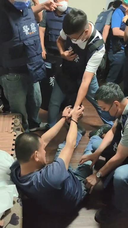 李嫌被壓制在地。（翻攝畫面）