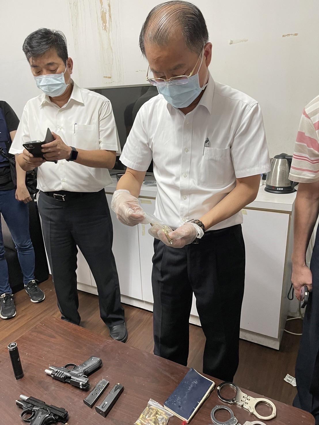 警政署長黃明昭（右1）到場坐鎮。（翻攝畫面）