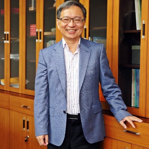 薛瑞元同時身兼醫師與律師執照。(翻自衛服部官網)