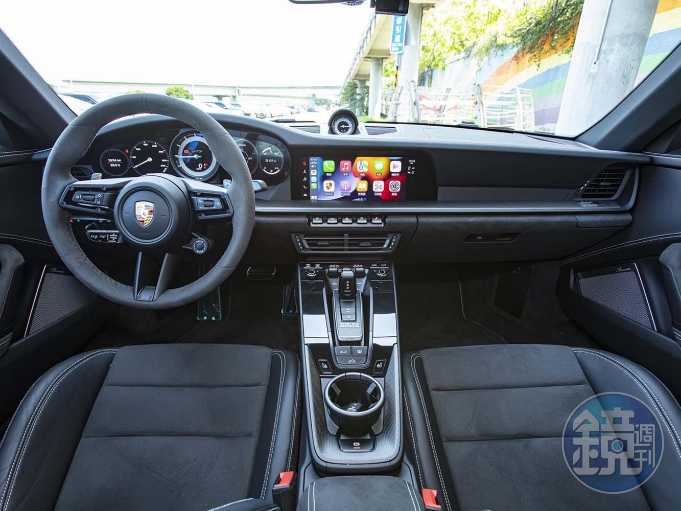 車內運用大量的碳纖維來點綴車室。
