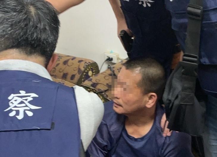 李嫌躲進養身館天花板內，一度掏槍想與警方駁火，所幸及時遭到制伏。