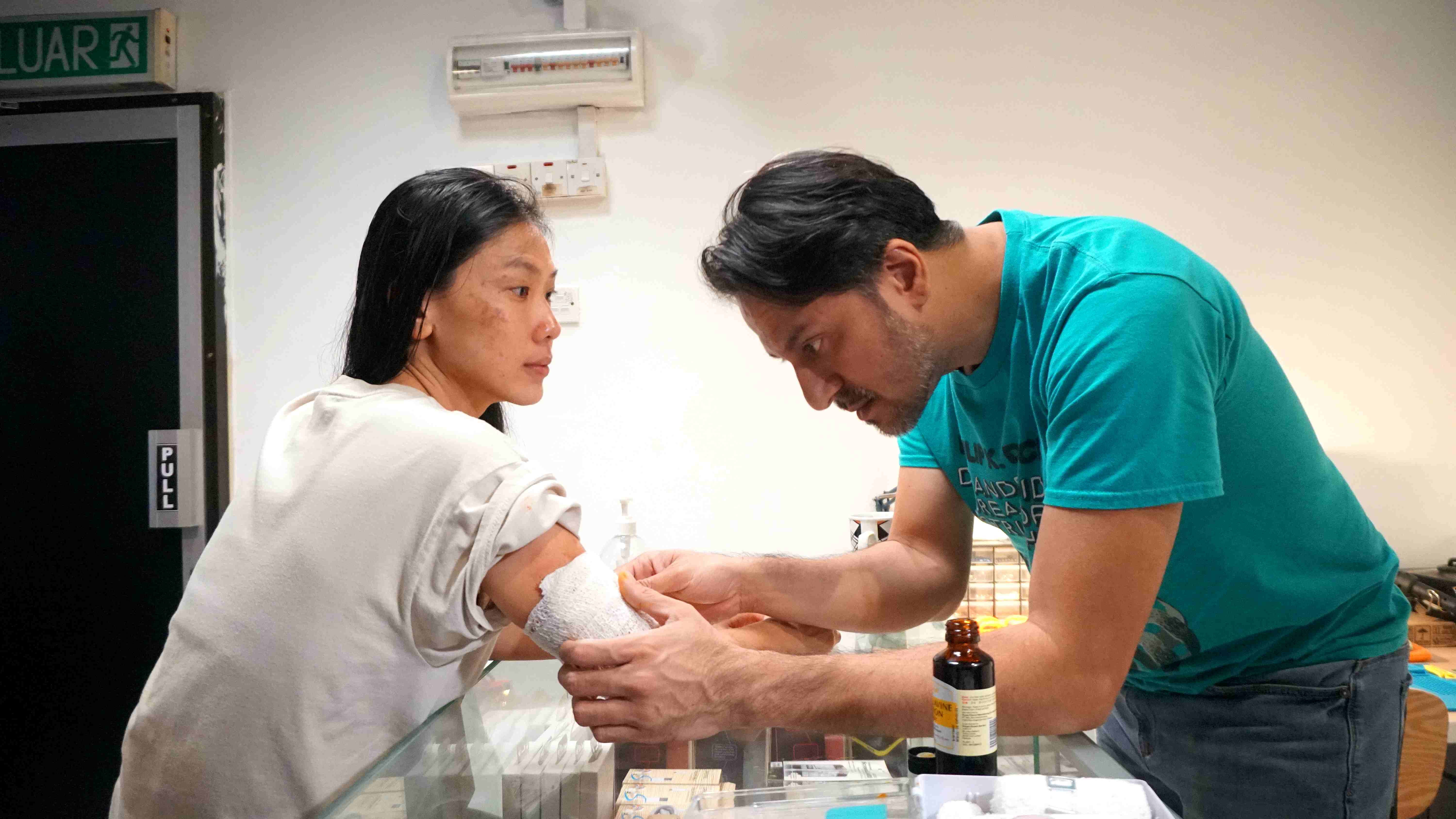 陳翠梅（左）欽點從馬來西亞紅到印尼的柏榮裴拉勒（右）在片中飾演她的前夫。（海鵬提供）