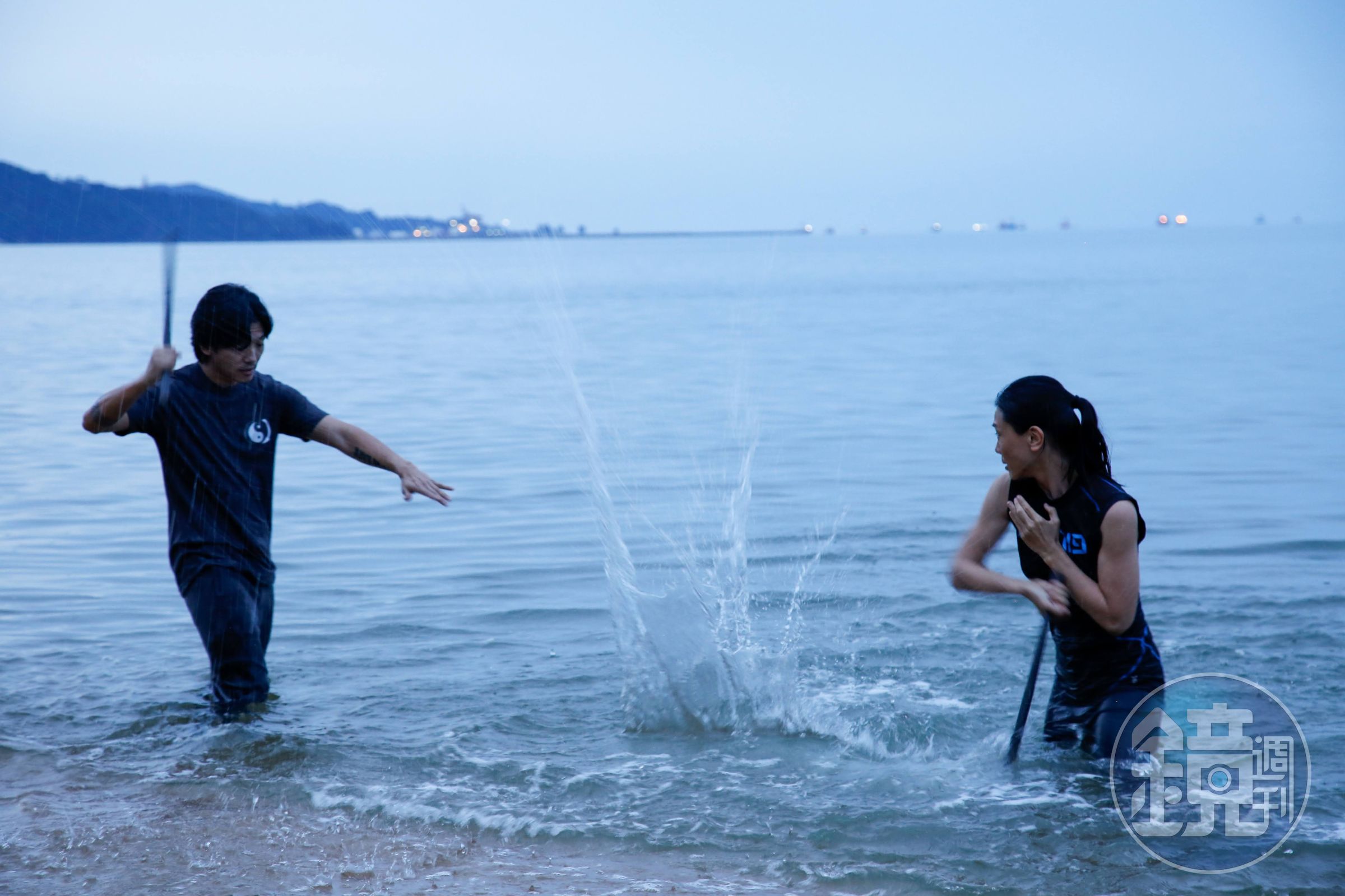 陳翠梅（右）在片中經歷的練習、打鬥過程，有如一趟修行。（海鵬提供）