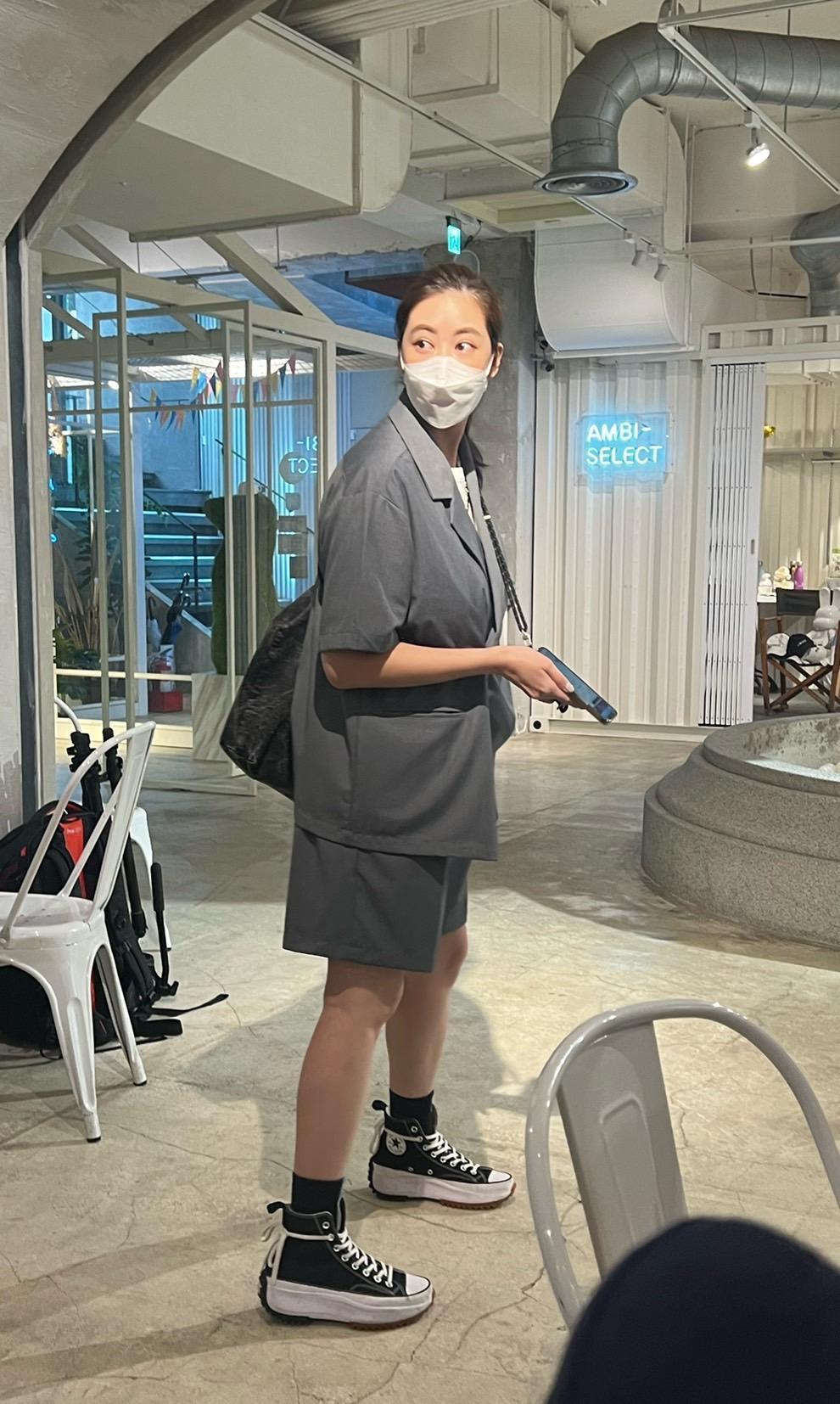 林哲熹的模特兒女友Cindy今天低調愛相隨。（讀者提供）
