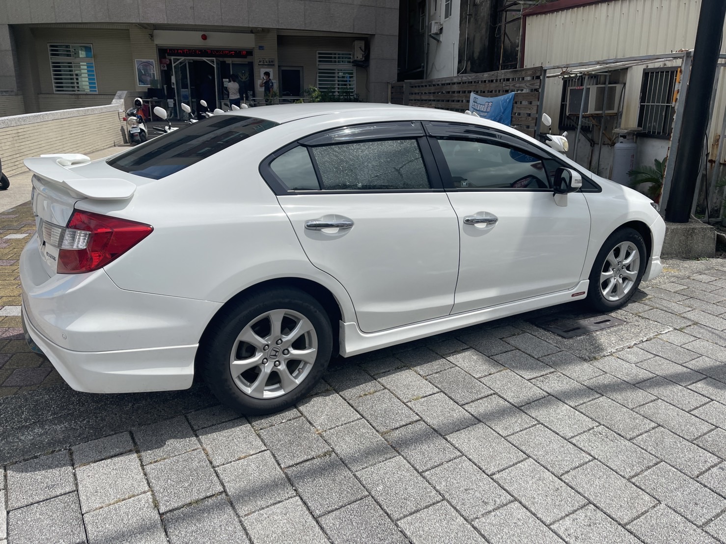 白色轎車駕駛因未禮讓超車，遭對方車持空氣槍射擊車窗。（翻攝畫面）