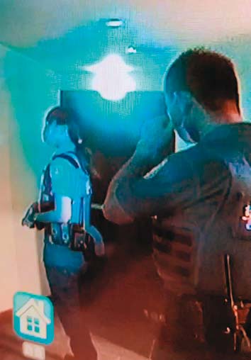 A小姐報案後，林口分局文林派出所派1男1女2名員警到場了解狀況。（讀者提供）
