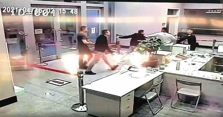 台北市警局松山分局中崙派出所去年才發生黑衣人「松山之亂」,現又被指控成了恐嚇取財的幫凶。(翻攝畫面)