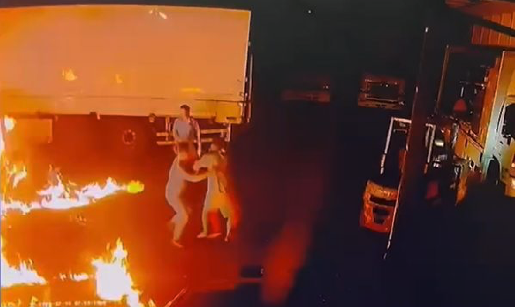 新北市發生一起縱火案，一名男子因前同事欠3萬元，追討債務不成憤而潑汽油縱火，現場燃起熊熊火光。（警方提供）