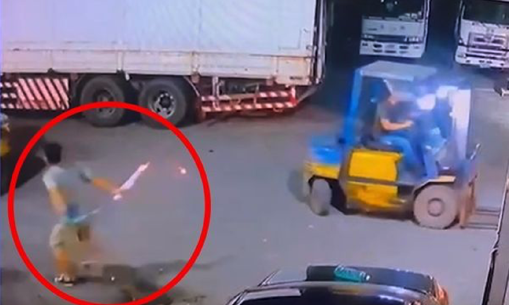 這名男子跑到對方上班地點追討債務，拿出預藏汽油寶特瓶，朝對方潑灑，並順勢以紙板點火。（警方提供）