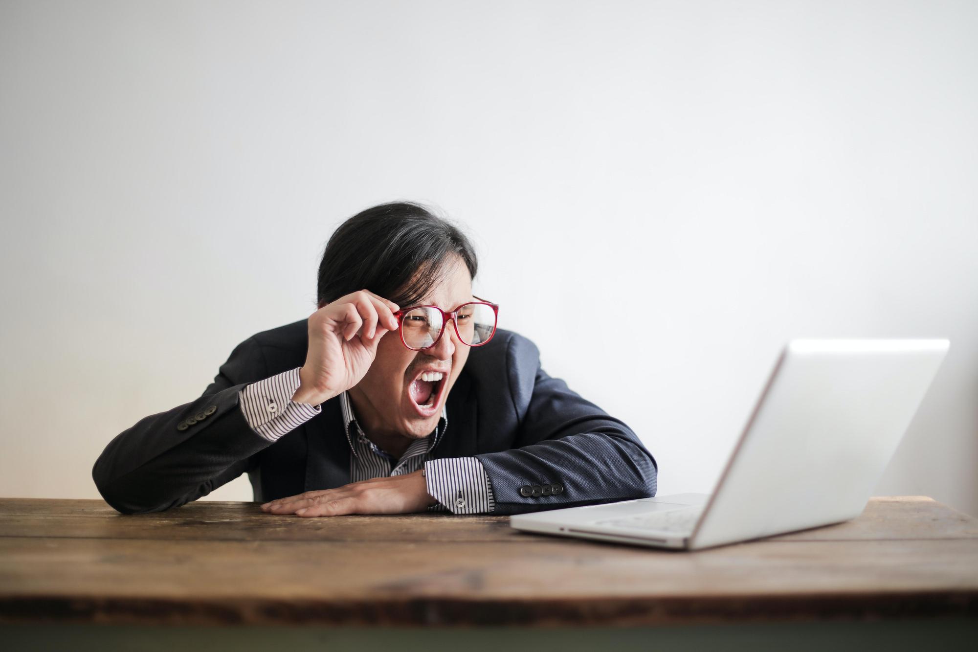 一名網友發文表示員工用光所有假仍希望再請，請假原因是7歲女兒罹癌需要帶去就醫，兒子卻說對方女兒都有來上學，讓原PO陷入兩難。（示意圖，Pexels）