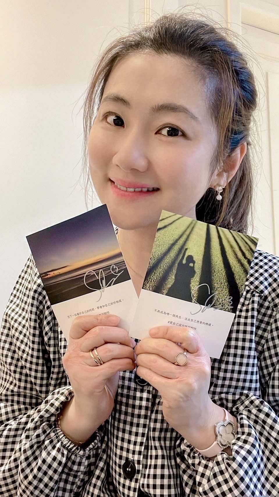 Selina認愛後，閃現幸福小臉人喜悅。（翻攝自selina臉書）