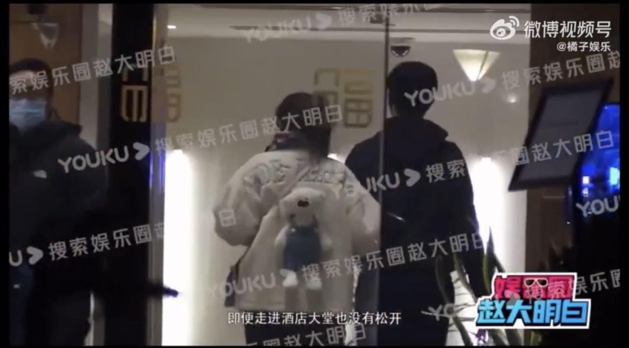 Selina和小7歲男友在中國大陸被拍到。（翻攝優酷）