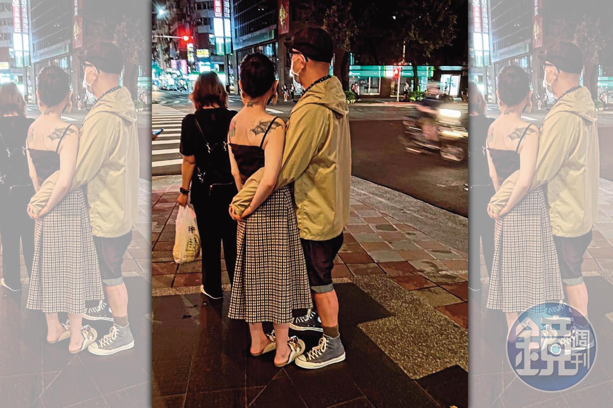 大S與具俊曄現身台北東區延吉街口等紅燈，兩人手部交纏如麻花捲。（讀者提供）    