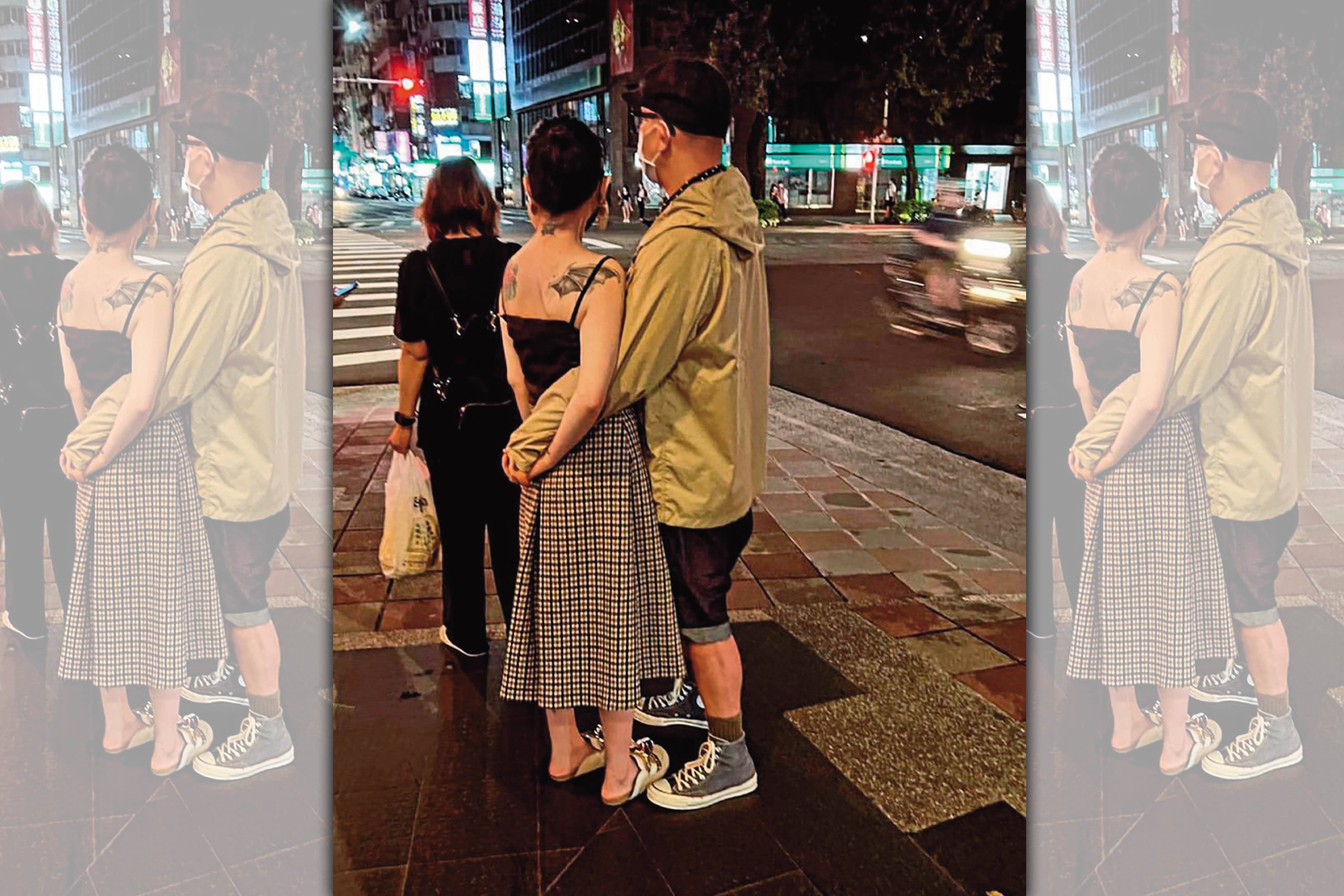 大S與具俊曄現身台北東區延吉街口等紅燈，兩人手部交纏如麻花捲。（讀者提供）    