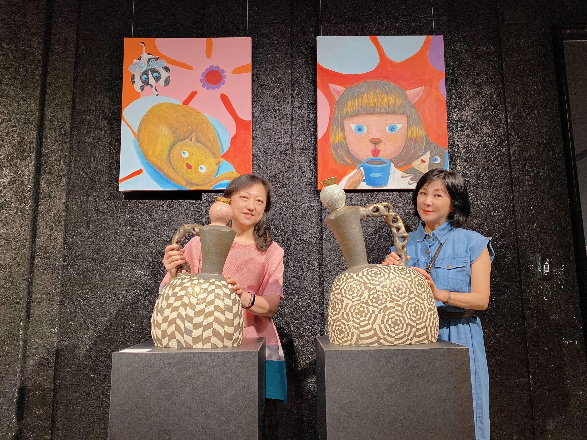 吳淡如（右）與陶藝家黃玉英（左）舉行聯合畫展。（吳淡如粉絲團）