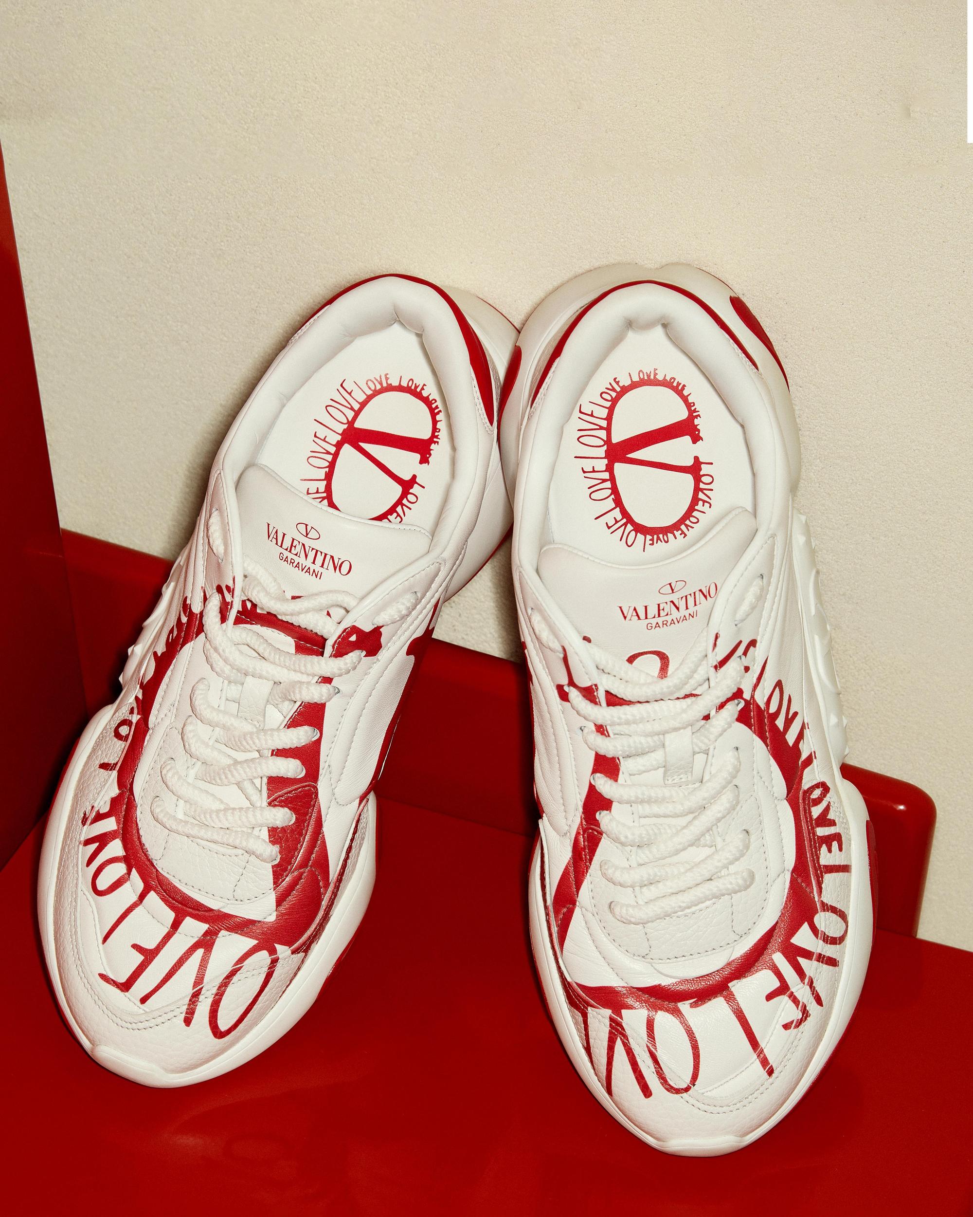 七夕限定系列休閒鞋。NT$33,400。(VALENTINO GARAVANI提供)