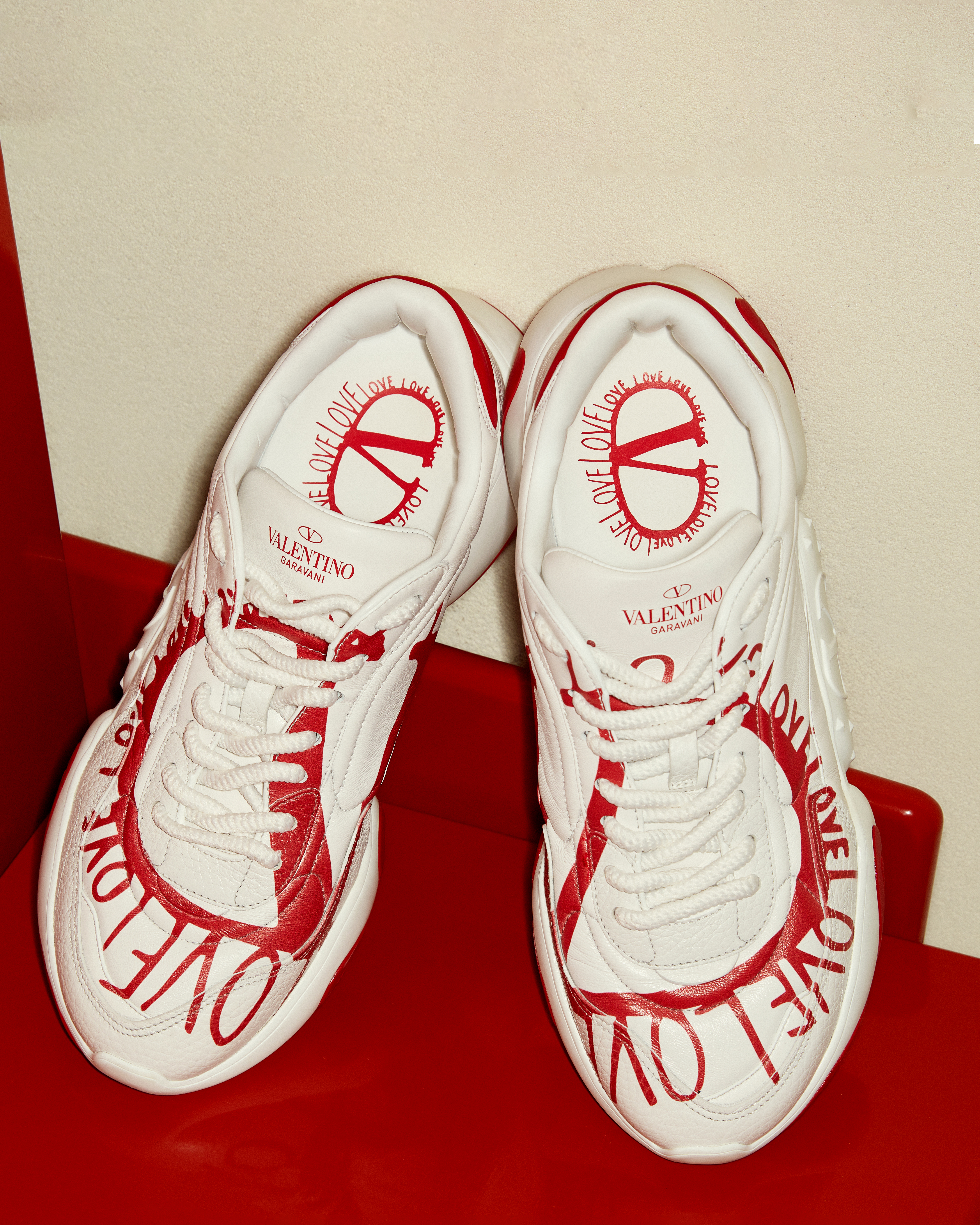七夕限定系列休閒鞋。NT$33,400。(VALENTINO GARAVANI提供)