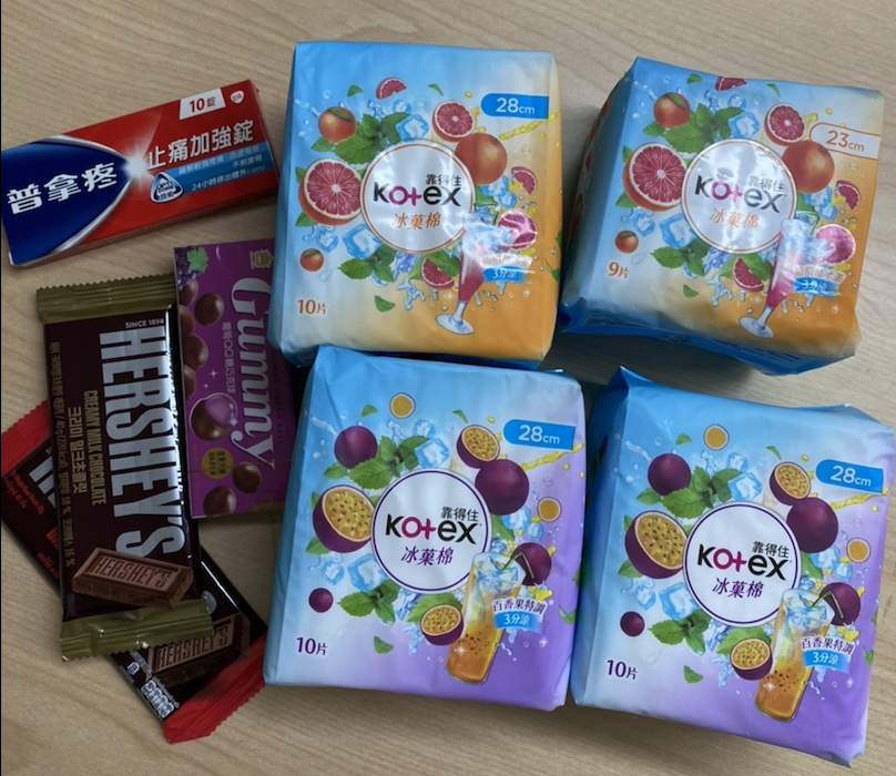 一名女網友生理期突然來襲,男友緊急殺去寶雅貼心買回水果衛生棉,以及巧克力和止痛藥。(翻攝「愛逛寶雅POYA 好物分享」)