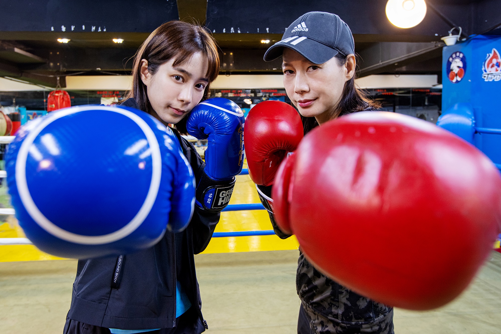 温貞菱(左)、丁寧(右)將飾演一對拳擊手師徒,兩人一個練「打拳」,一個練「捱拳」。(七十六號原子提供)