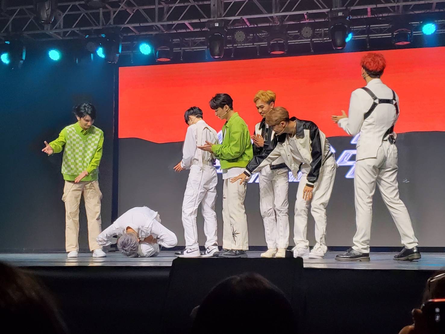 一向就非常有禮貌的林煥鈞（左二）當場在台上「土下座」，謝謝所有粉絲和力挺他的原子兄弟。