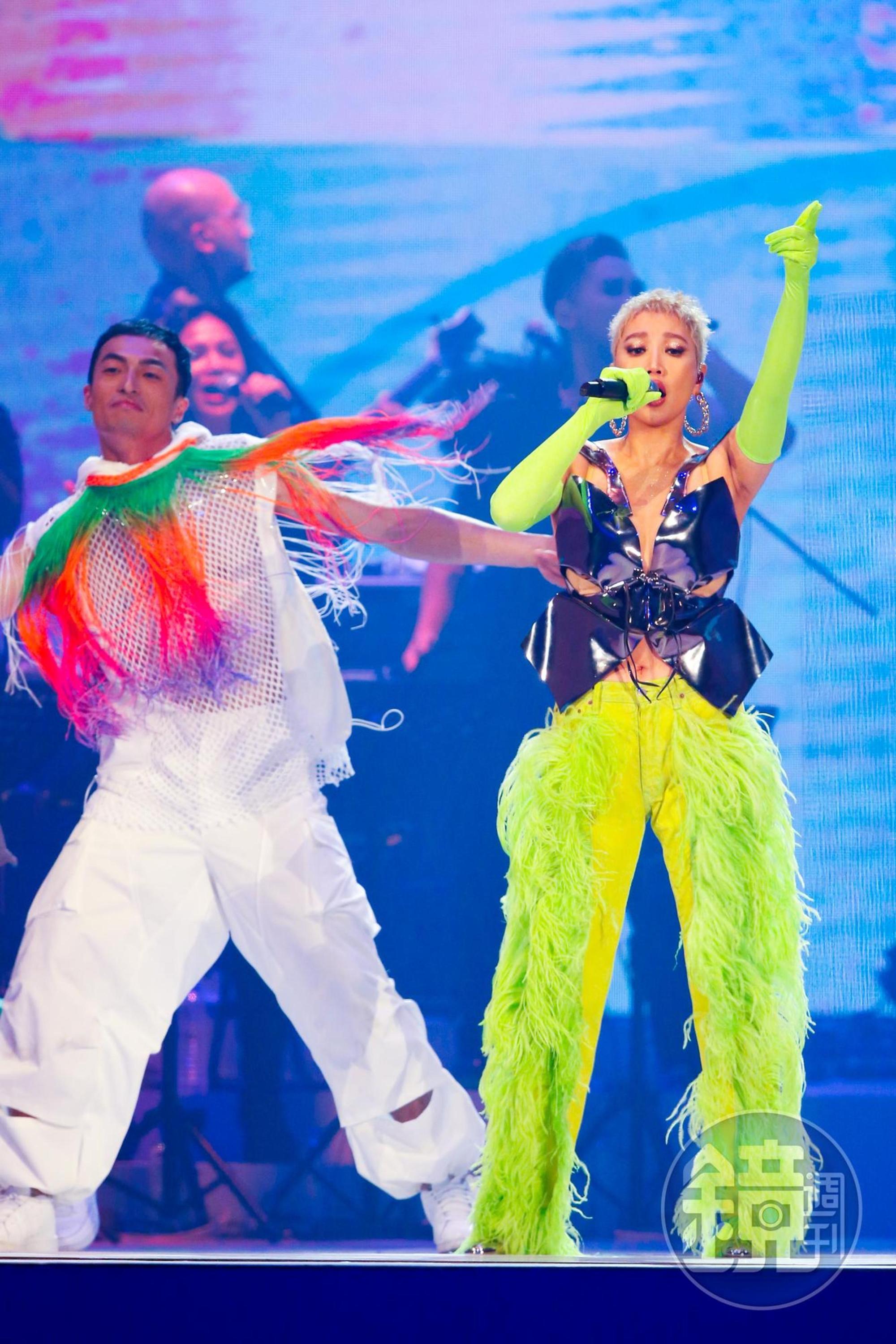 A-Lin女巫裝從天而降帶領大家進入音樂旅程。