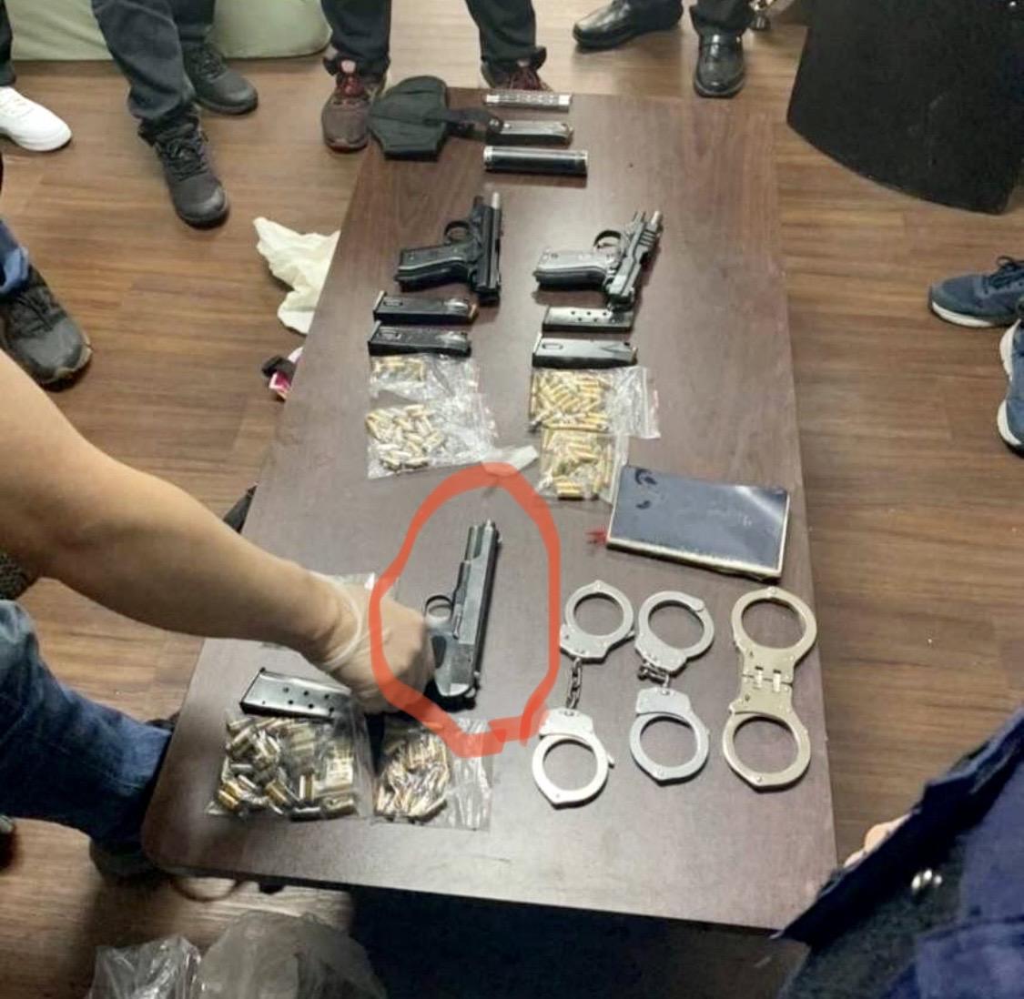 警方查扣槍手持有的3槍,驚見20年前黑幫最愛的大黑星手槍。(民眾提供)