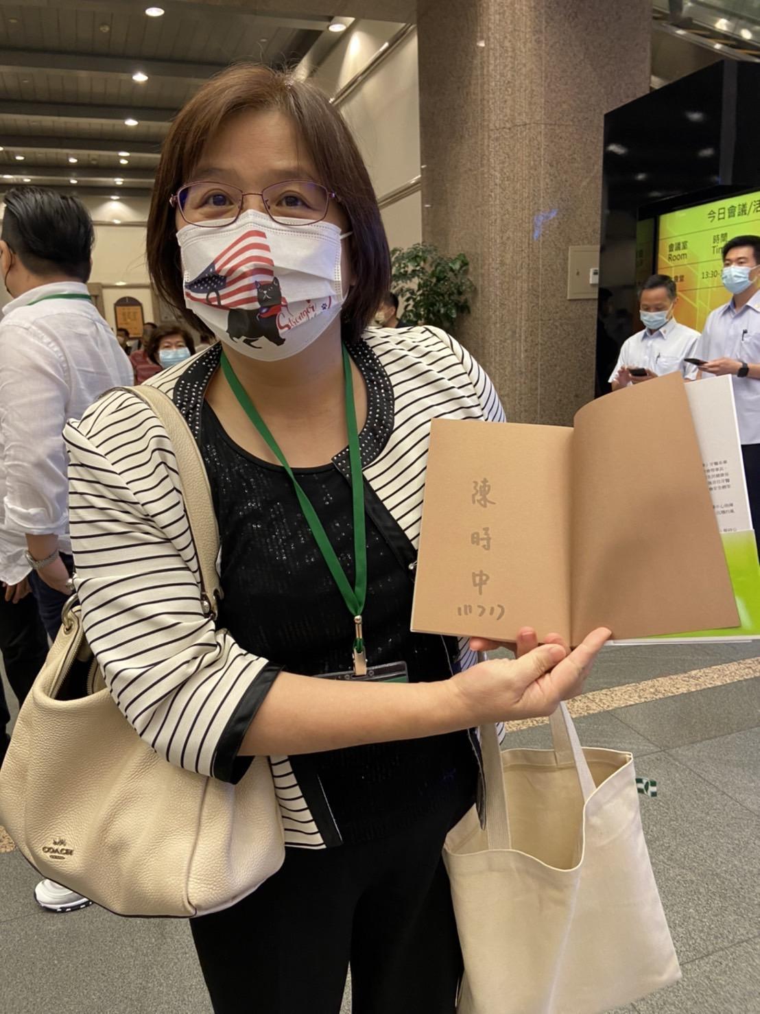 立委吳玉琴秀出她拿到的陳時中親簽書。