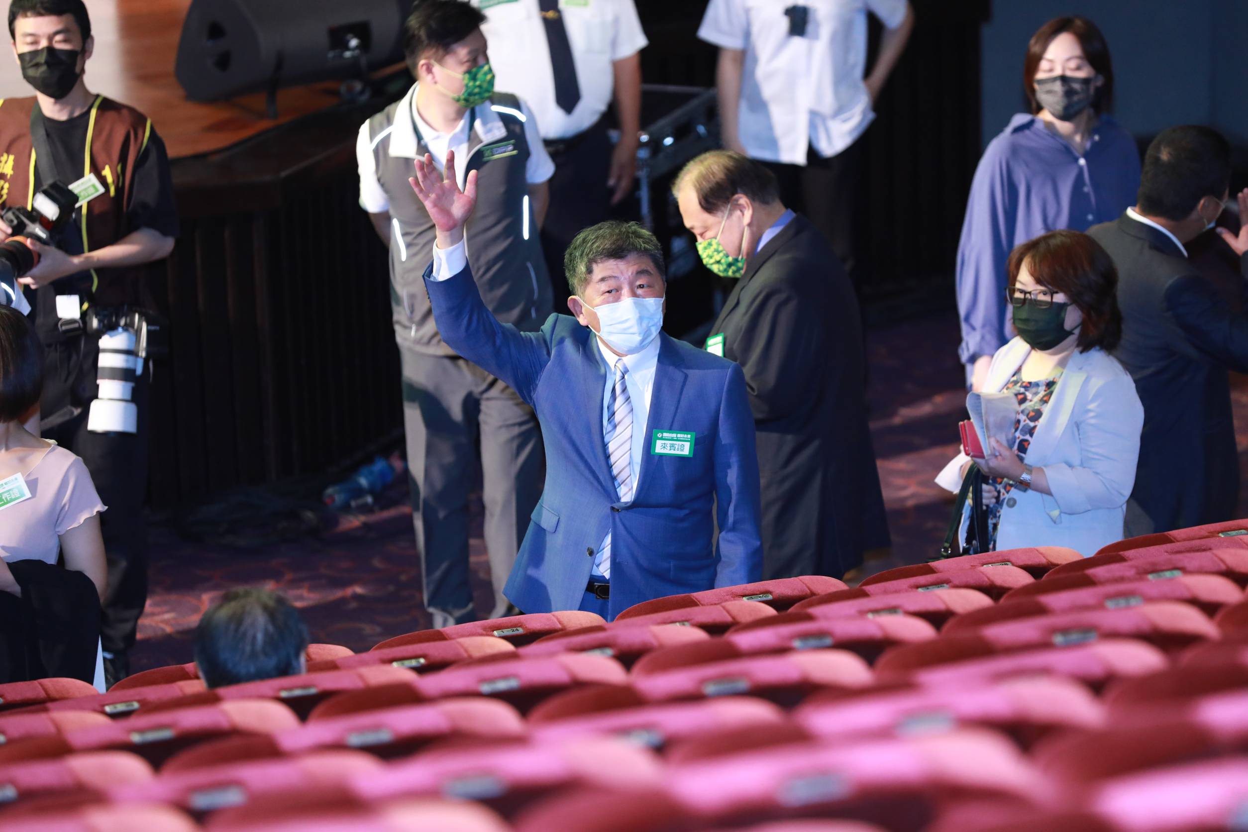 民進黨今舉行全國黨代表大會，台北市長參選人陳時中親簽591本新書送給所有黨代表。