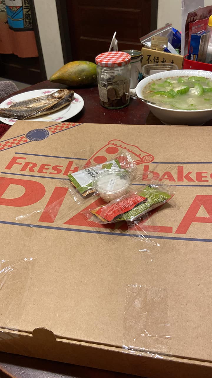 原PO開心透露「省下的錢立馬買個pizza慶祝」。(翻攝自Costco好市多 商品經驗老實說)