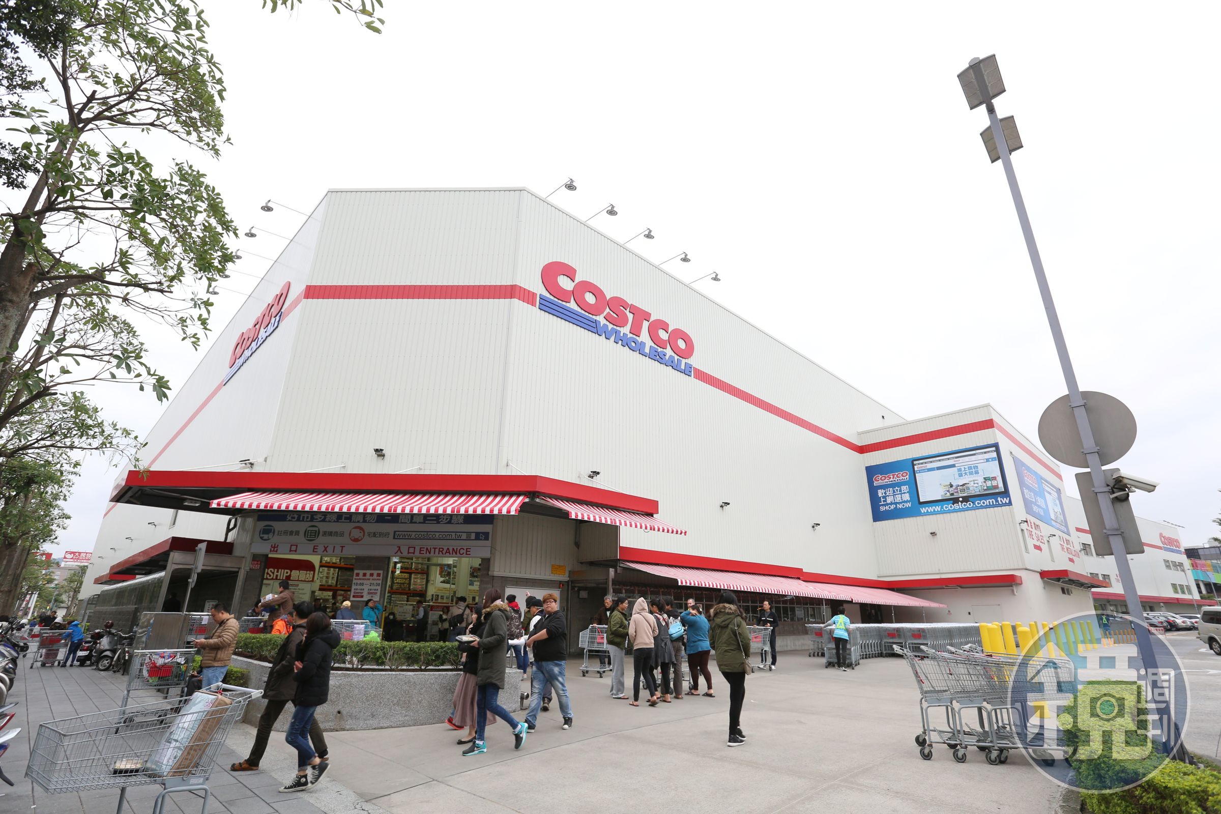 好市多（Costco）購物結帳完會拿到一張收據，離場時要拿給門口會的工作人員劃單檢查。（本刊資料照）