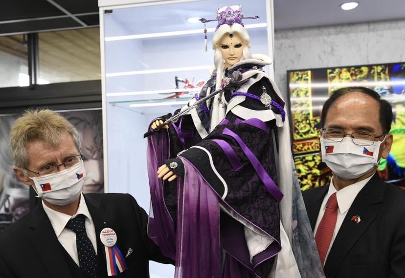 立法院長游錫堃率團將訪問捷克,韋德齊PO出前年與游錫堃和「素還真戲偶」的合照,透露出期待的心情。(翻攝自Miloš Vystrčil臉書)