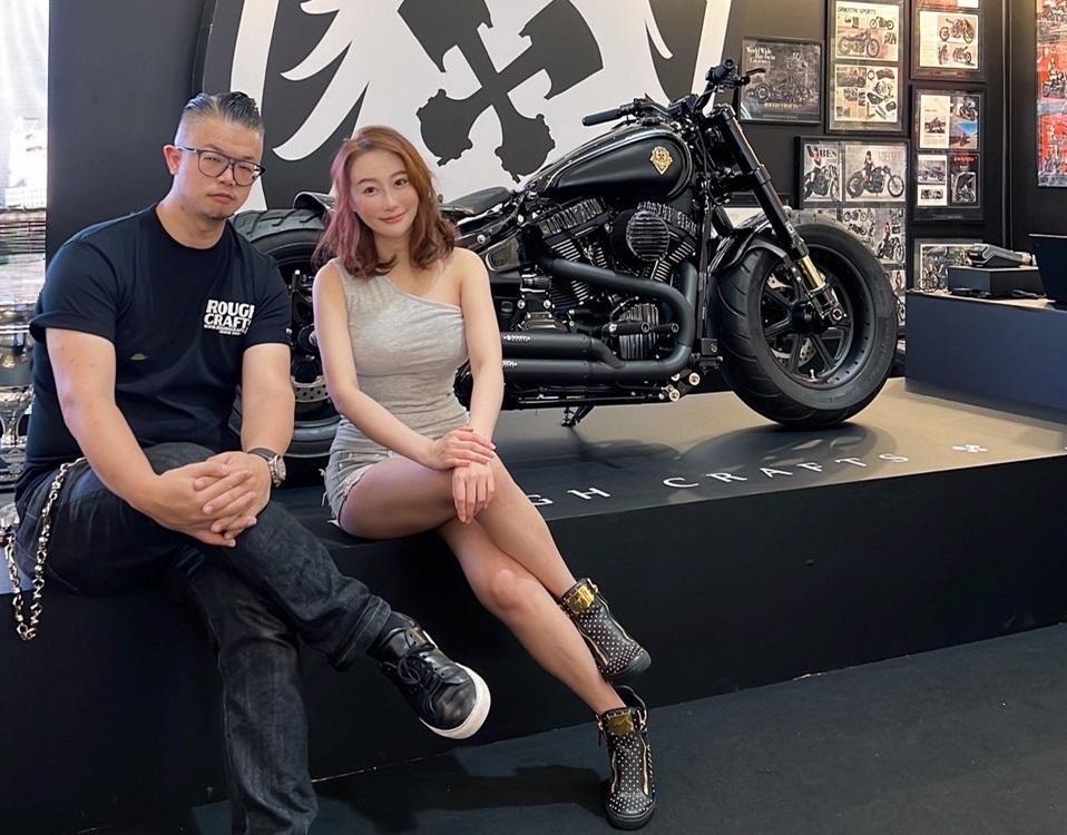 陳映璇日前到高雄參觀好友「小葉」葉韋廷在SKM PARK參展的6輛改裝哈雷機車。(陳孝志提供)