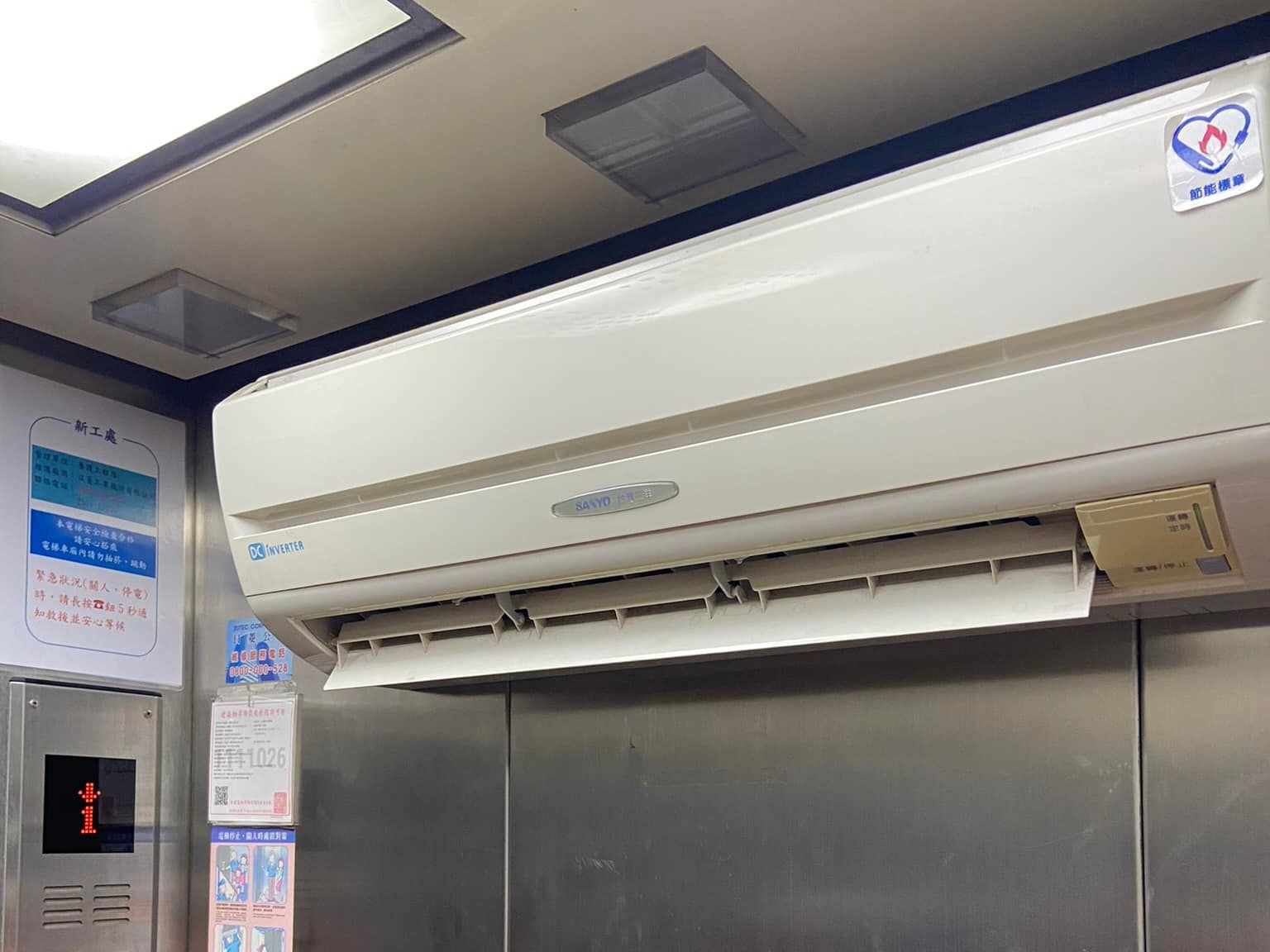 有網友竟日PO文分享看到有電梯裡竟安裝整台冷氣，好奇是怎麼裝上去的。（翻攝自臉書社團「路上觀察學院」）