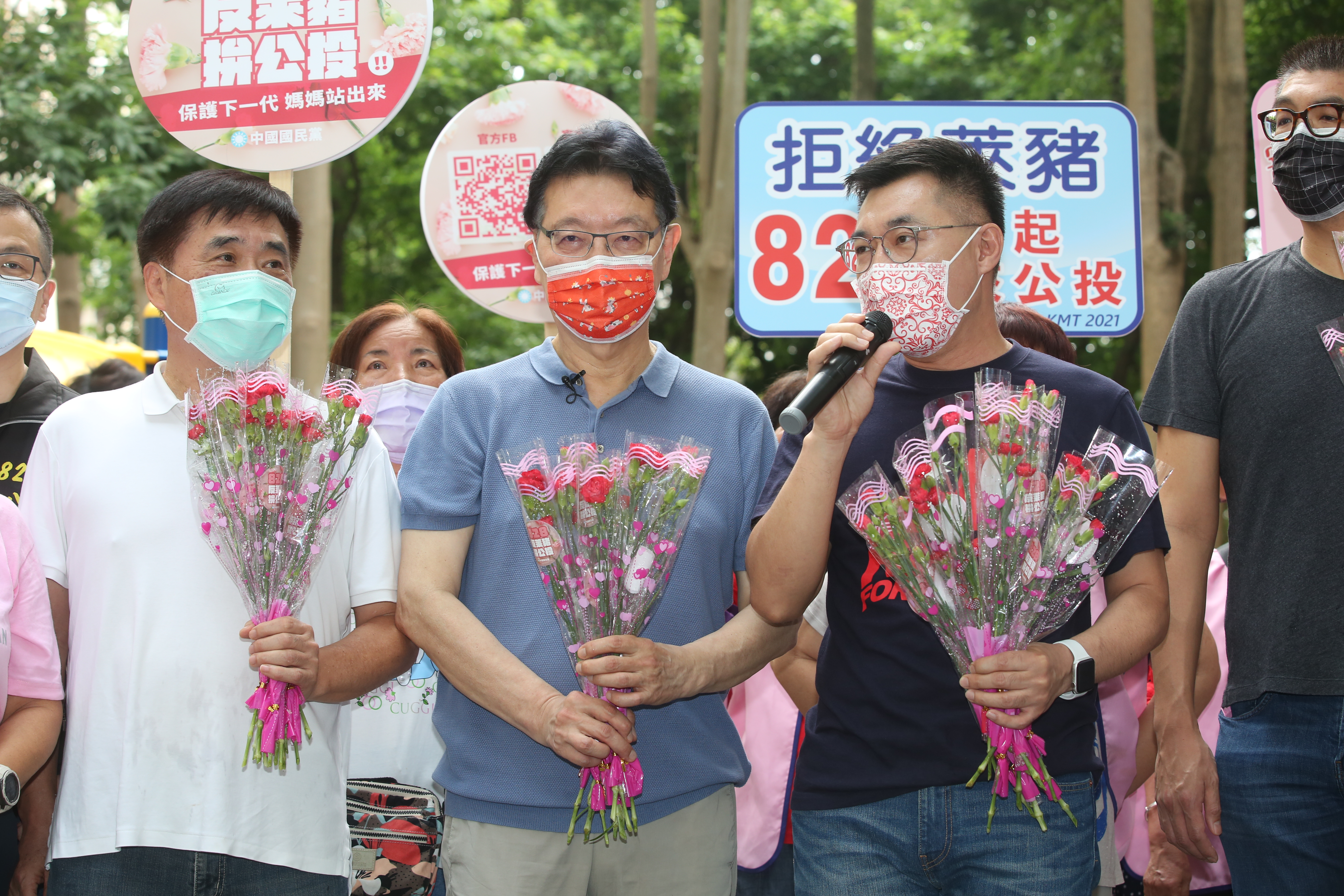 趙少康（中）去年曾帶頭反進口含有萊克多巴胺的美豬，不過卻被網友抓包吃美牛。（本刊資料照）