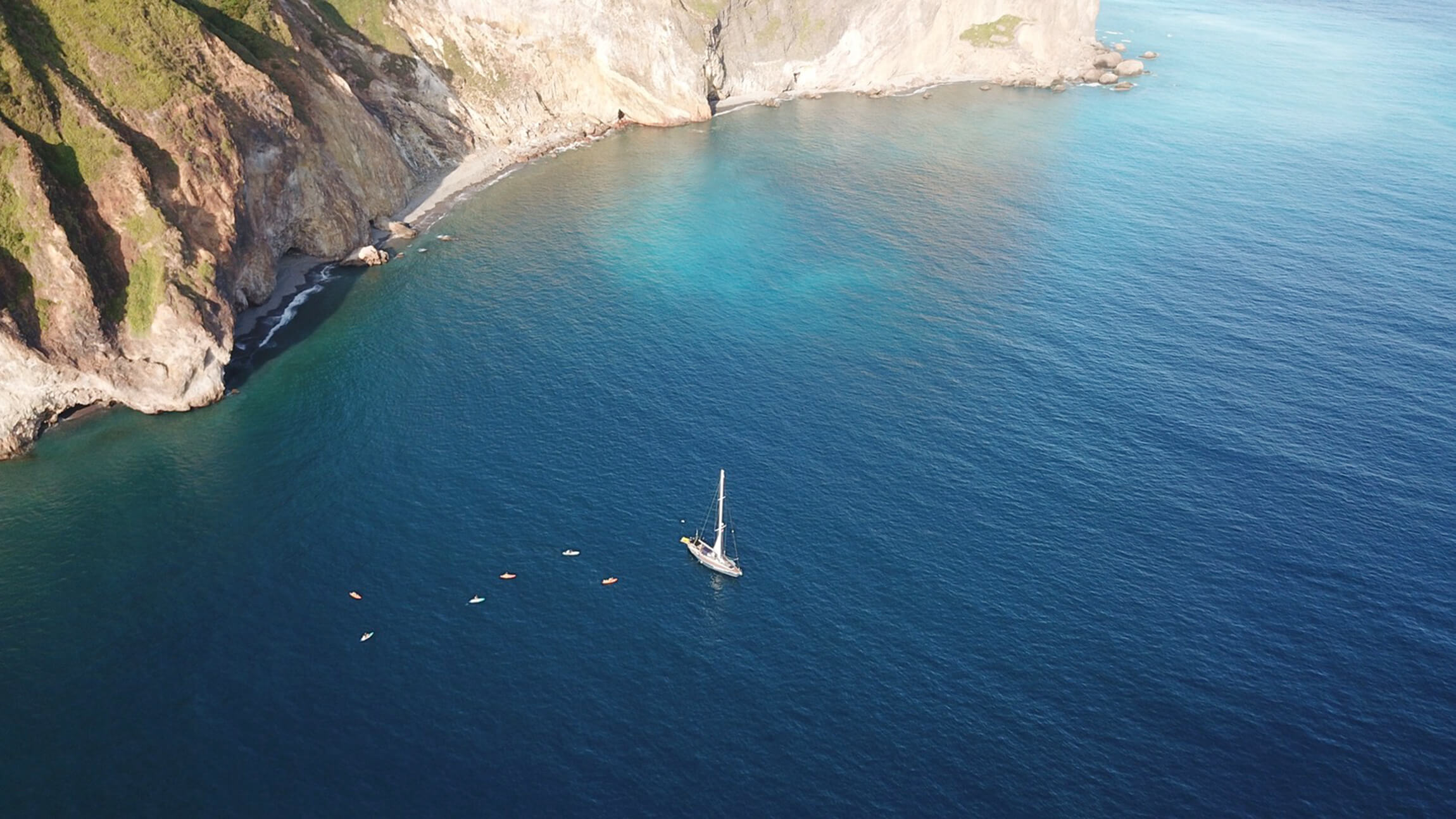 今夏礁溪老爺與作家黃春明攜手推出「九彎十八拐．百輯風華展」與「來去宜蘭玩」遊程。（礁溪老爺提供）