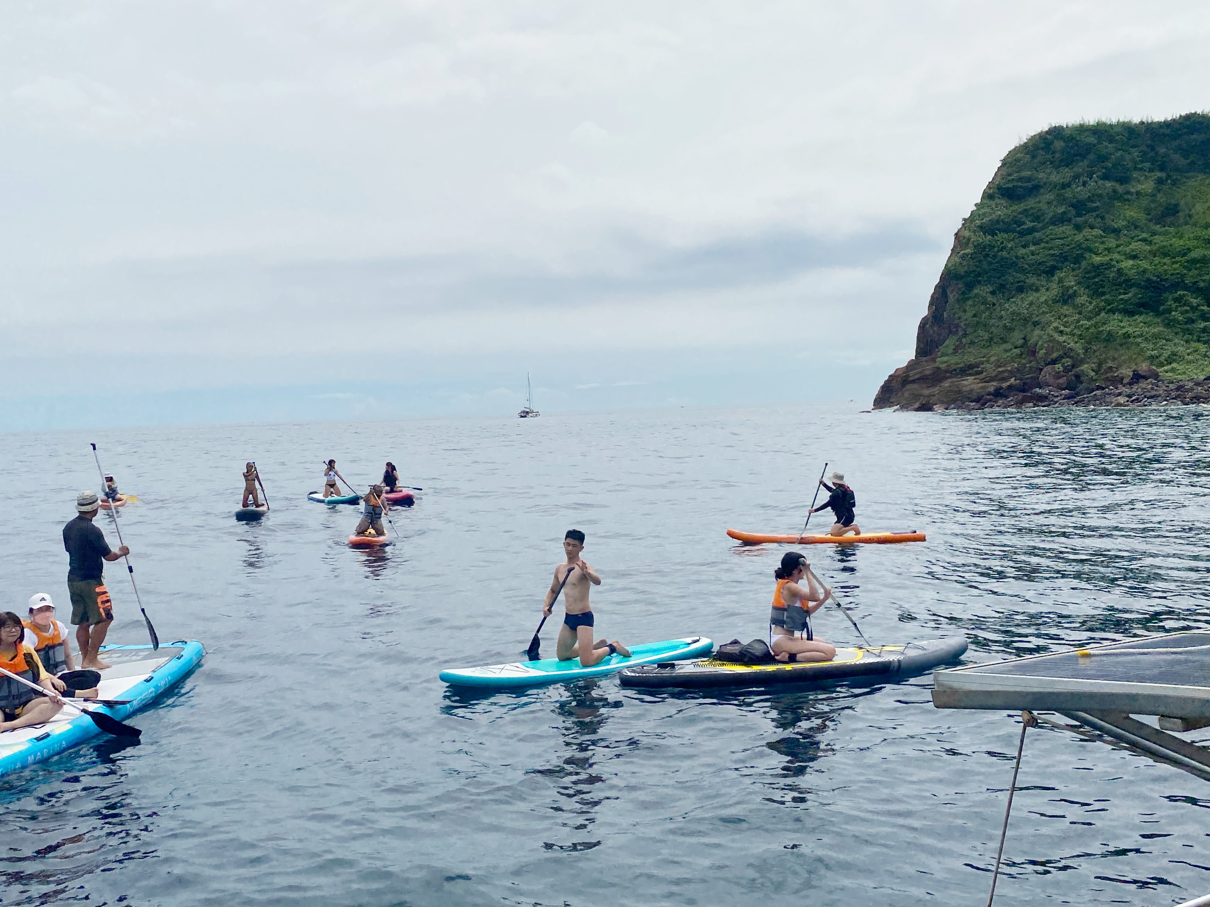 夏季住客可加購眺望龜山島、牛奶海及體驗立槳出海遊程，2人即可成行，滿10人發船。