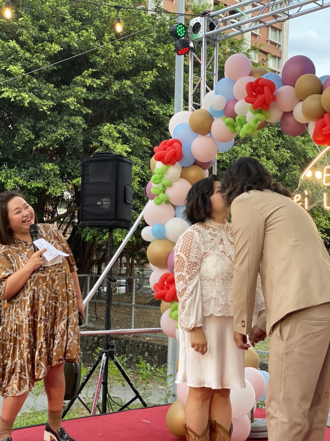 鍾欣凌(左)開場主持婚禮時已經滿頭大汗。(讀者提供)