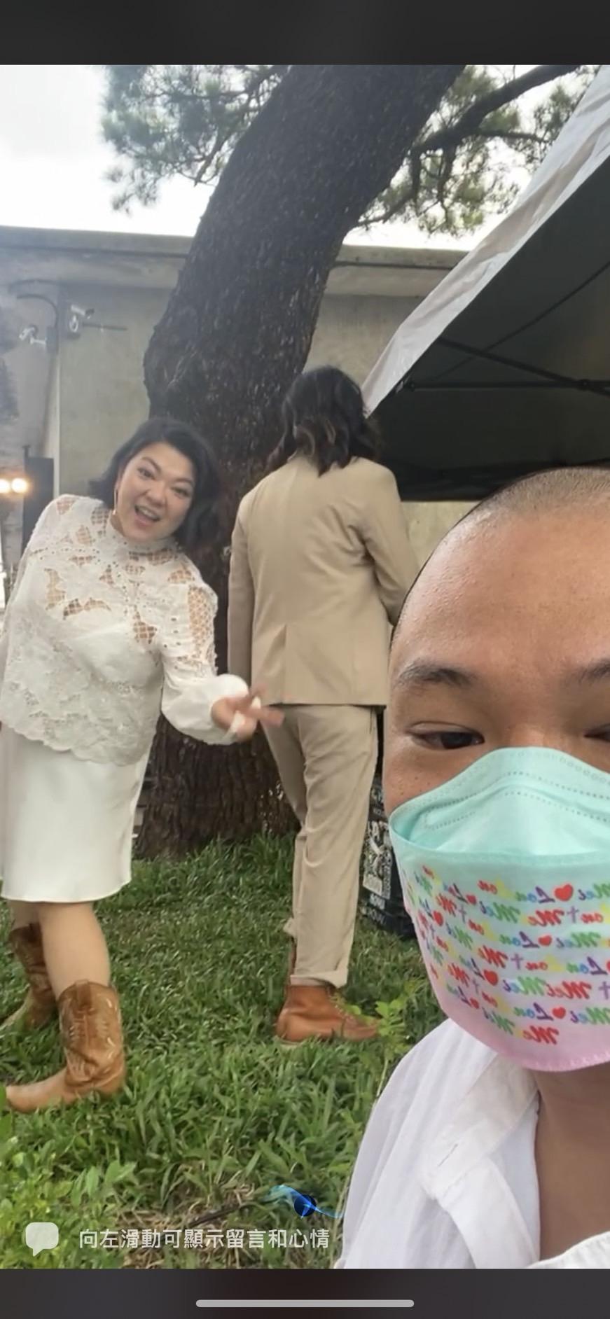 金剛戴著杜詩梅婚禮紀念口罩直播。（翻攝臉書）