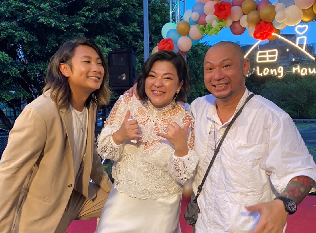 金剛（右）和杜詩梅夫妻開心合影。（讀者提供）