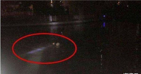 有兩名男子去河邊釣蝦以為跳河的女子為充氣娃娃,所幸及時救上岸。(翻攝自搜狐網)
