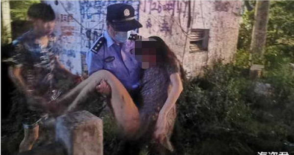 有兩名男子去河邊釣蝦以為跳河的女子為充氣娃娃，所幸及時救上岸。（翻攝自搜狐網）