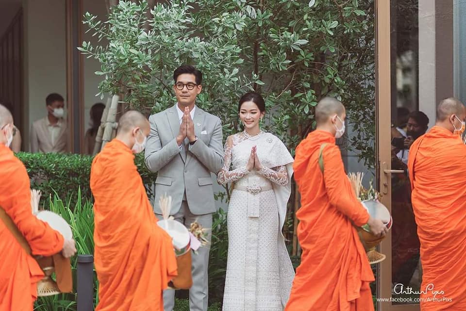 雖然是西式婚禮，但仍循泰國傳統，找僧侶來祈福。（翻攝自Weir粉絲頁）