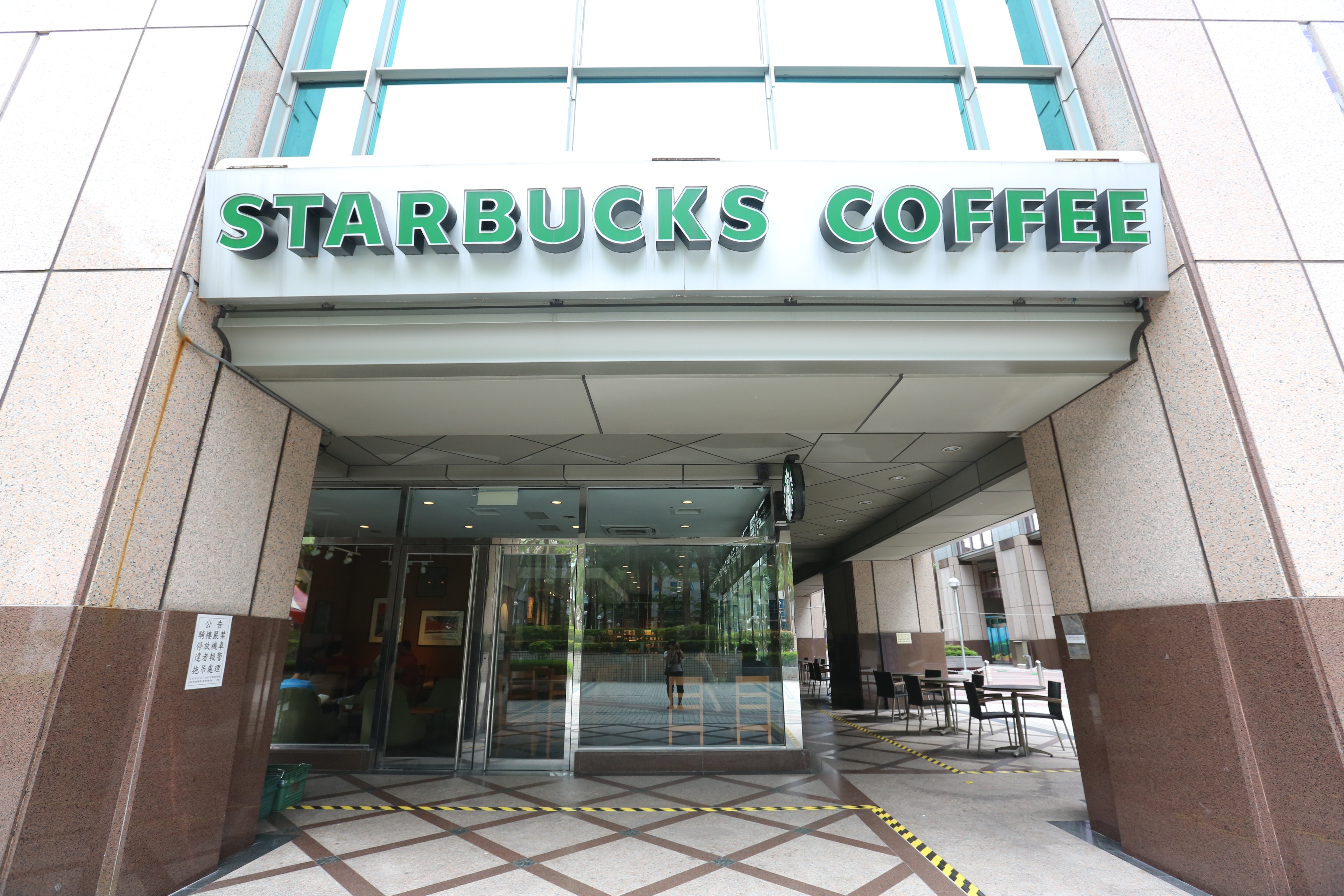 星巴克今明推出「星光好友分享」活動，只要在活動時段內購買相同飲品，即可享有全品項「買一送一」限時優惠。（本刊資料照）