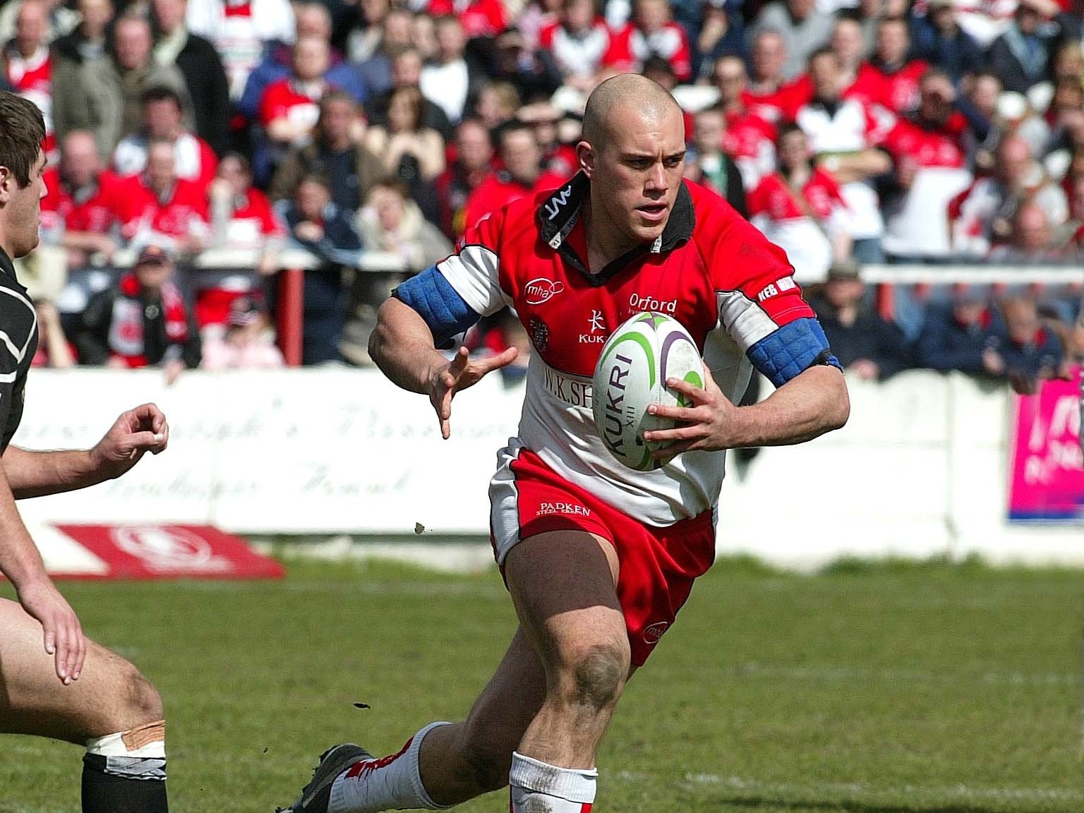 前英國橄欖球球星畢比（Ricky Bibey）日前被發現於義大利飯店內身亡，死因可能與「性遊戲」出錯有關。（翻攝自Leigh Centurions臉書）