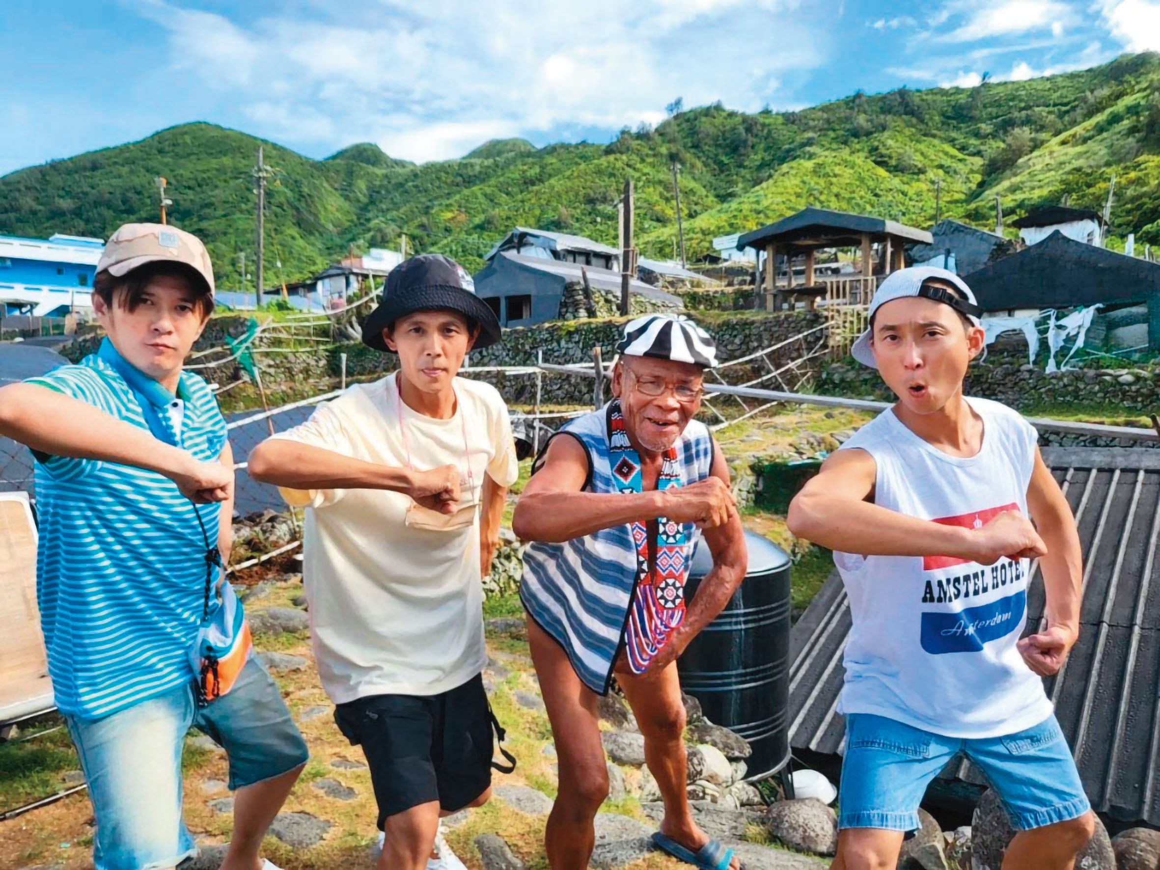 《鬧著玩》開播近3年，顏永烈（左起）、阿翔和浩子近日到蘭嶼出外景。（《鬧著玩》提供）