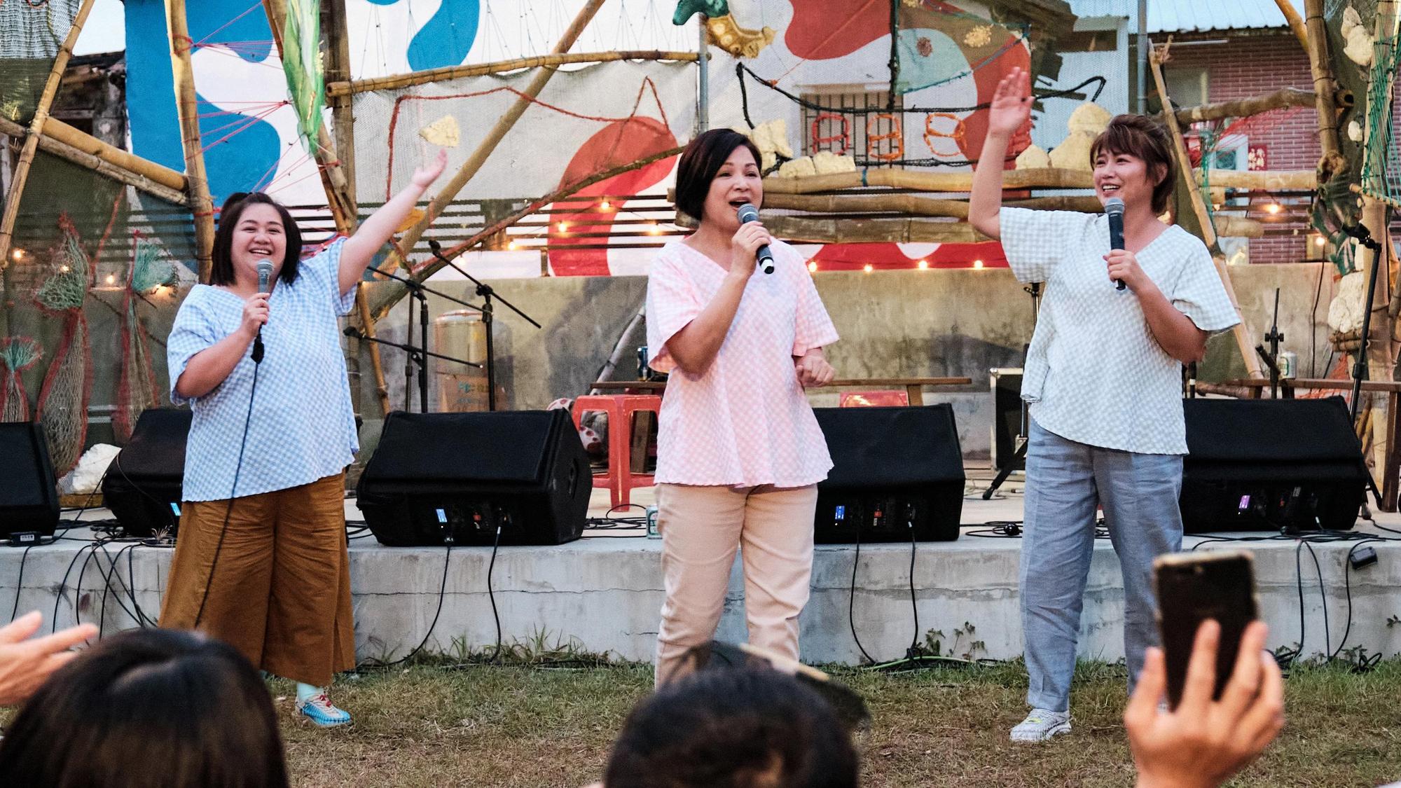 鍾欣凌(左起)、楊貴媚、嚴藝文在市集高歌。(桂田文化藝術基金會提供)